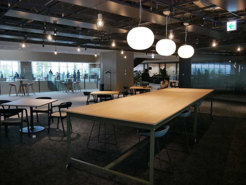 さまざまなタイプのテーブルと椅子を用意して共創ができる