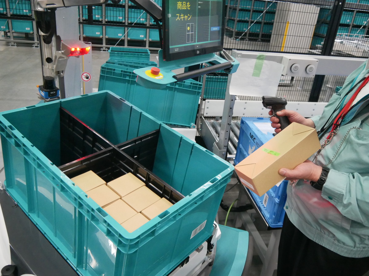 ステーションに届いた部品を確認する作業