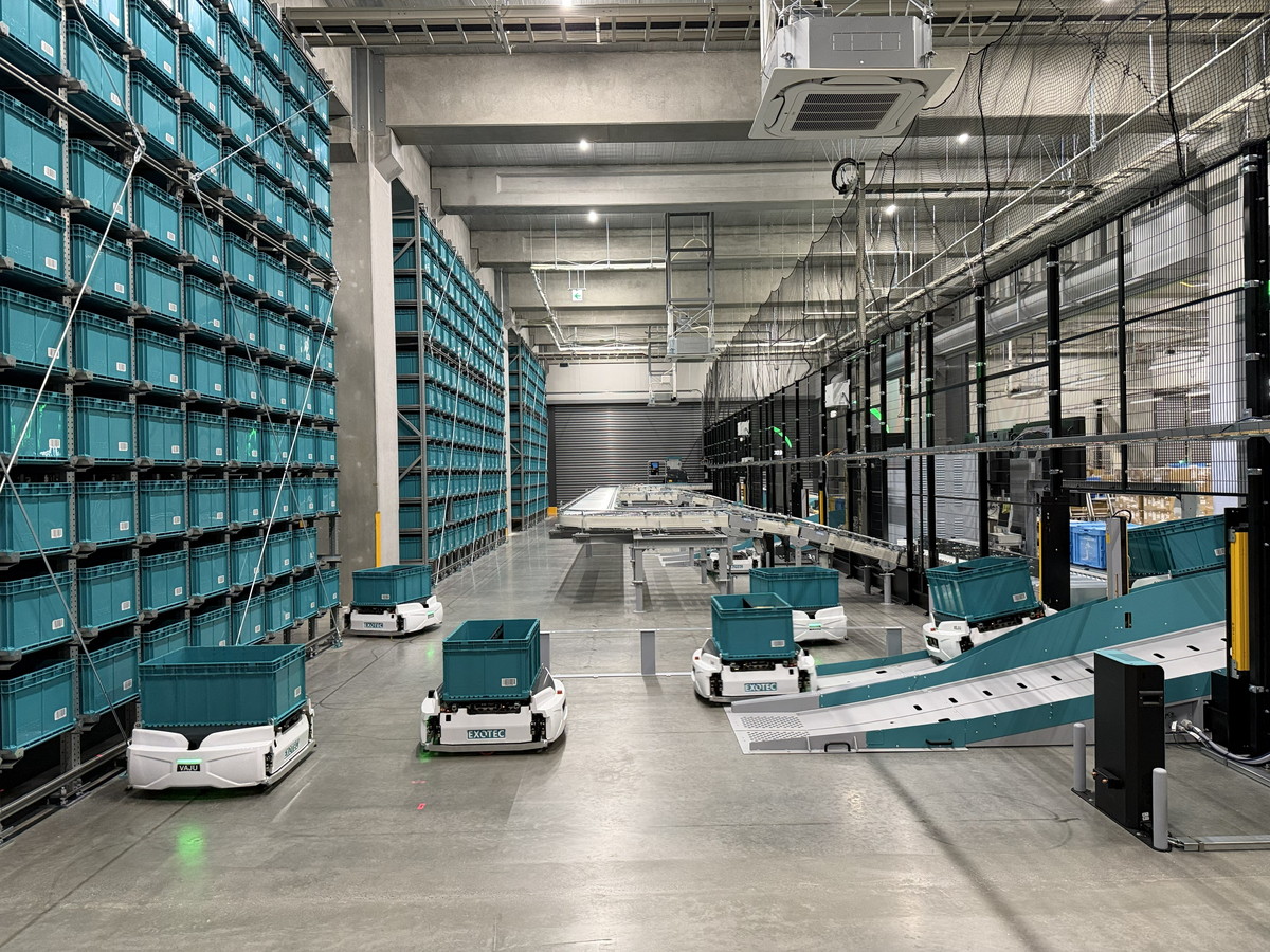 相模原テクニカルセンターでは15台のロボットが搬送を行う