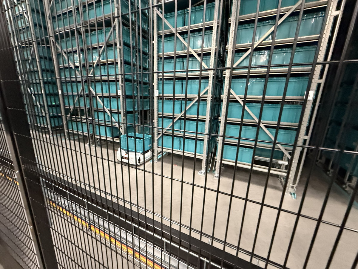 ゲージに囲われた自動倉庫のなかをロボットが走りまわる