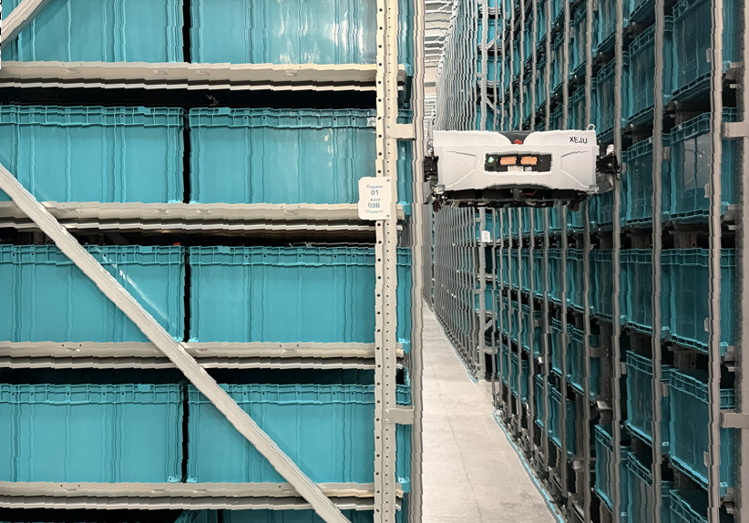 ロボット自らがラックを昇降して、対象の部品を作業者の手元まで搬送する