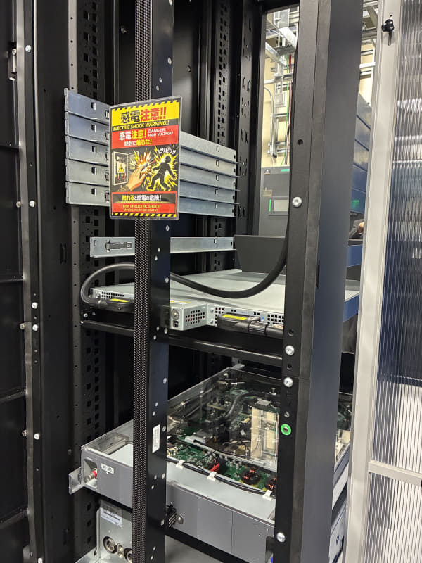 日東工業製のオープンラック。背面中央に縦に走っているのが電源バー