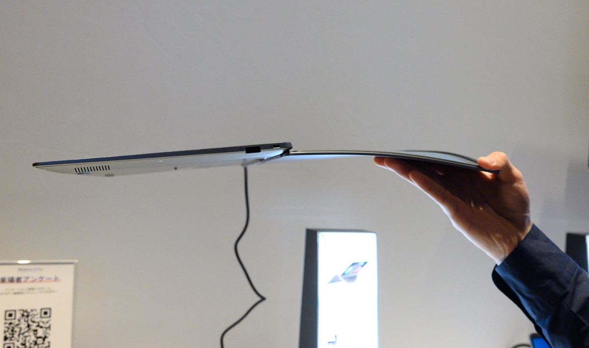 柔軟性のある天板・液晶パネルで破損を防ぐ