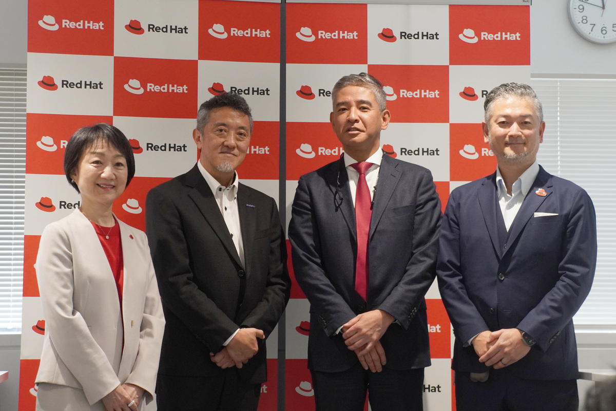 左から、レッドハット株式会社 三浦美穂氏（代表取締役社長）、日本電気株式会社 吉川彰一氏（AIテクノロジーサービス事業部門 AIプラットフォームサービス統括部 シニアディレクター）、SB C＆S株式会社 永谷博規氏（取締役 専務執行役員 兼 ICT事業本部長）、レッドハット株式会社 鳥羽謙一氏（OEM ＆ Individual Hardware Vendor アジア太平洋地域統括 統括本部長）
