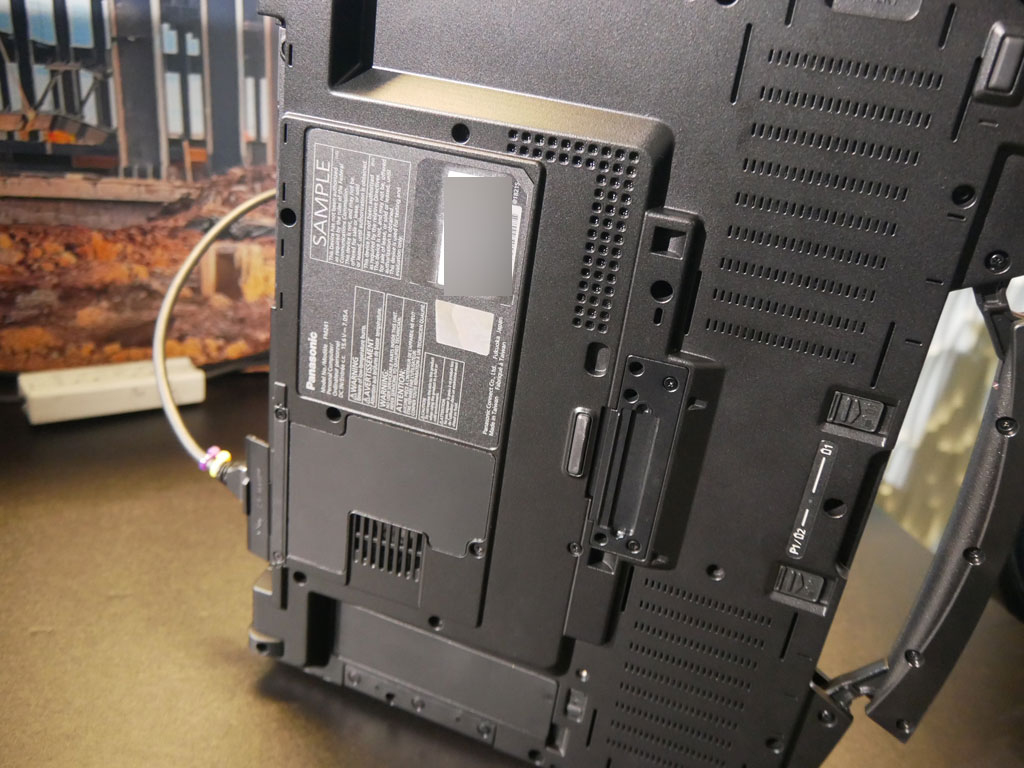 ディスクリートGPUを搭載したモデルでは、底面部が膨れた構造となっている