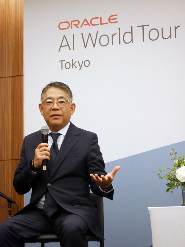 記者の質問に応じる日本オラクルの三澤社長