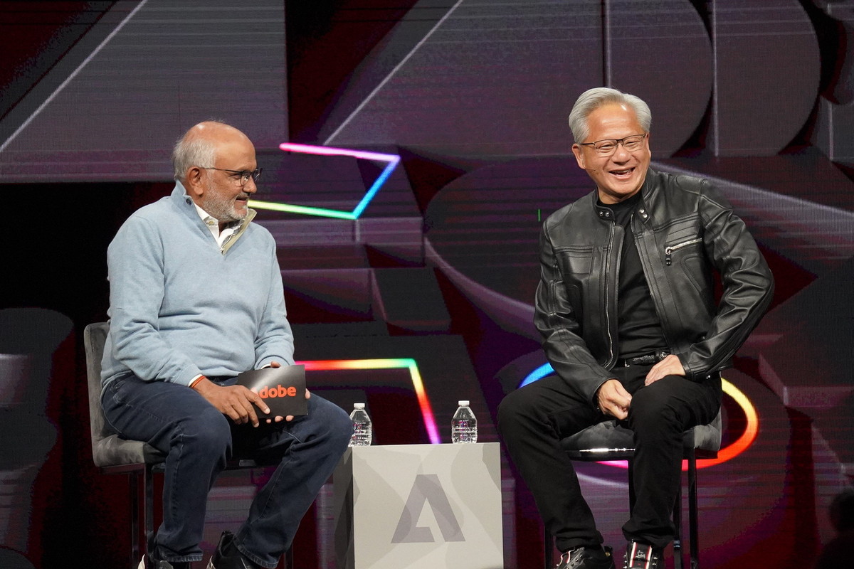 Adobe Summitで講演するAdobe 会長 兼 CEO シャンタヌ・ナラヤン氏（右）、NVIDIA CEO ジェンスン・フアン氏