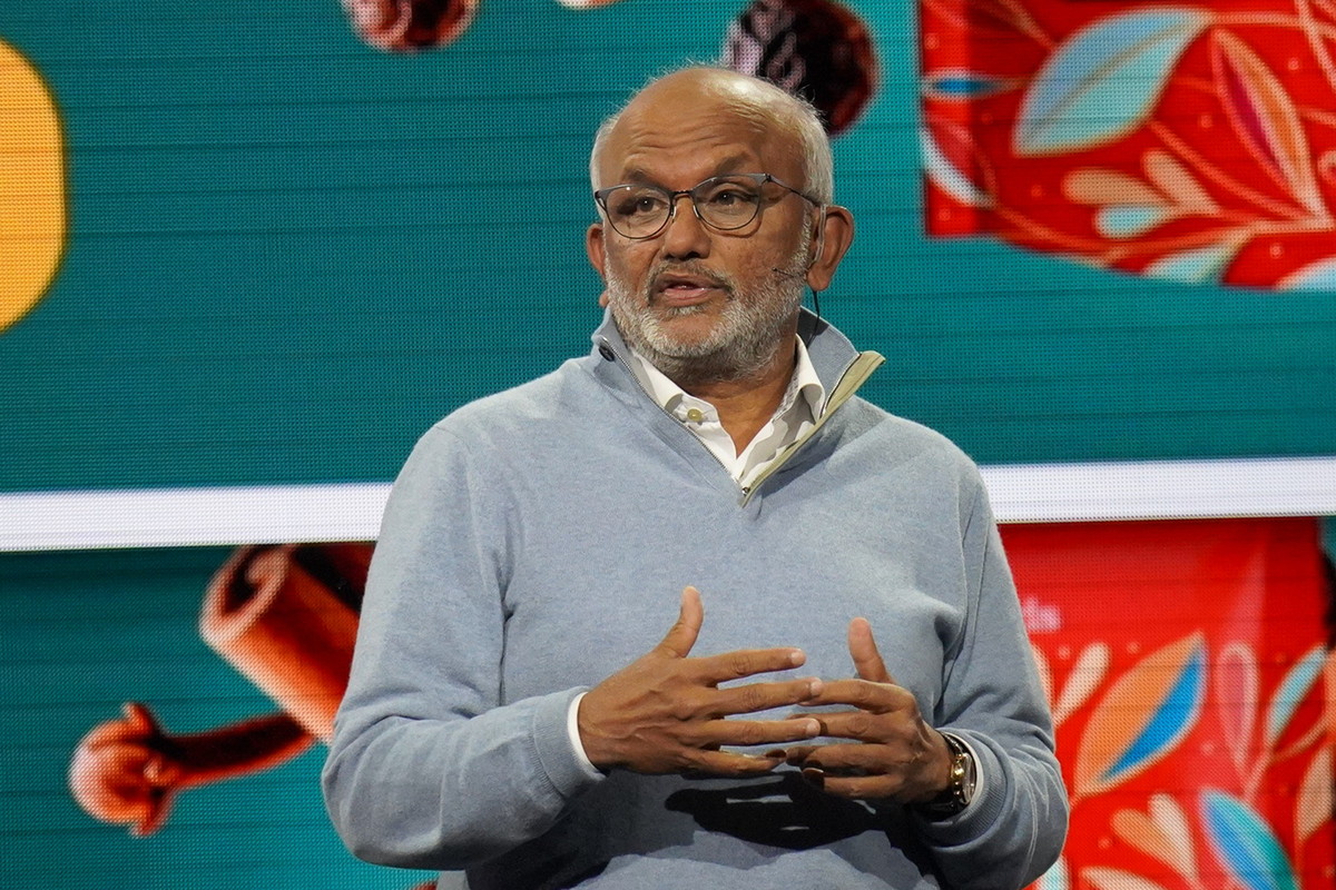 Adobe 会長 兼 CEO シャンタヌ・ナラヤン氏、トレードマークになっているセーターを今回も着用