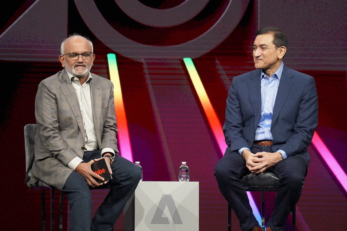 Adobe 会長 兼 CEOのシャンタヌ・ナラヤン氏（左）とP＆G 社長兼CEOのシャイレッシュ・ジェジュリカー氏