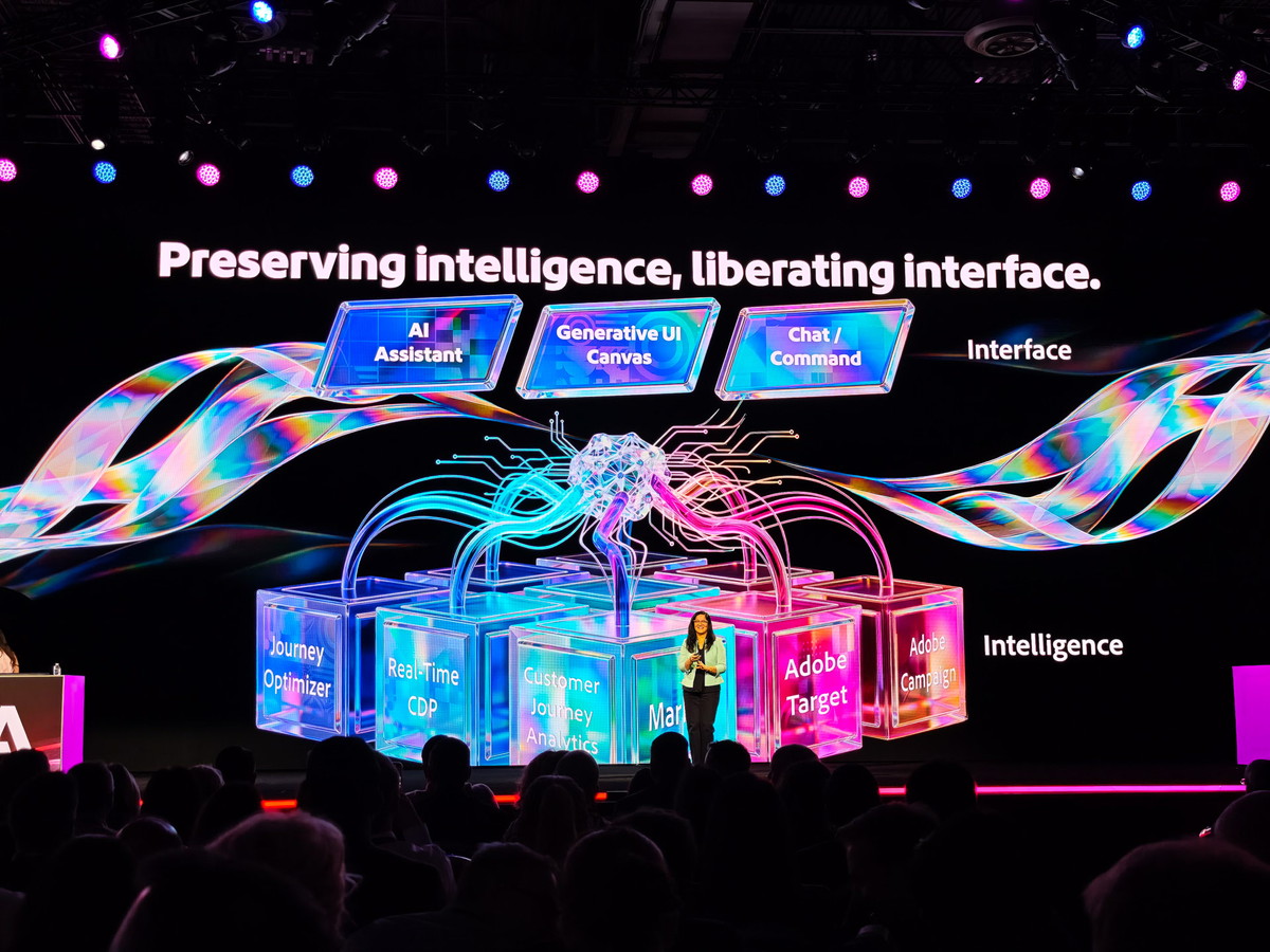 従来のAdobe Experience CloudのアプリにAIレイヤをかぶせることでインテリジェント化