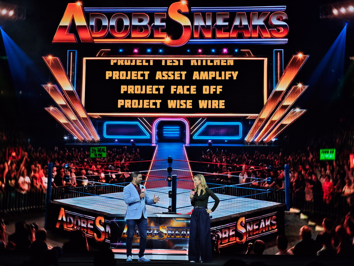 Adobe Summit Sneaksの様子。Adobe エヴァンジェリスト エリック・マティソフ氏（左）、コメディアン・俳優のイライザ・シュレシンガー氏（右）が司会を務めた