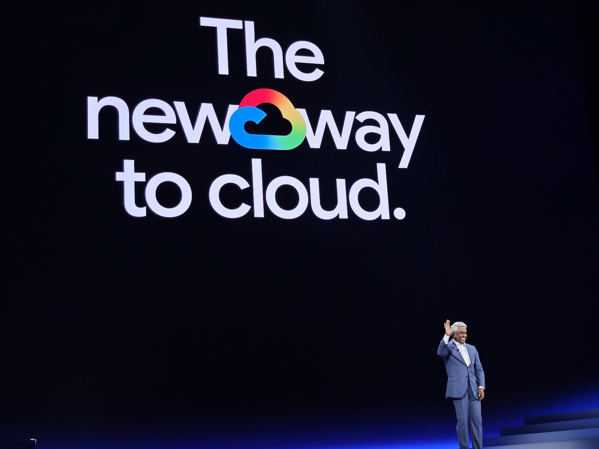 講演の終わりに聴衆に手を振るクリアン氏