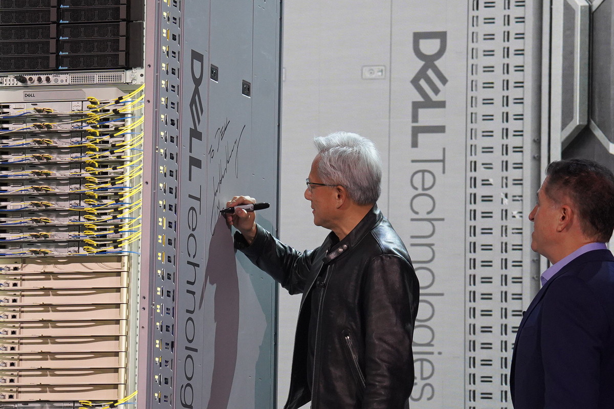 Dell PowerEdge XE9812（Vera Rubin NVL72）にサインを入れるNVIDIA CEO ジェンスン・フアン氏（左）とDell Technologies CEO マイケル・デル氏（右）