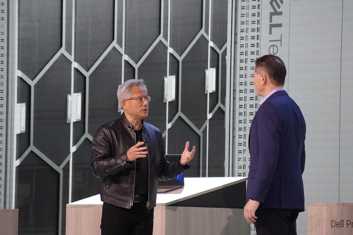NVIDIA CEO ジェンスン・フアン氏（左）