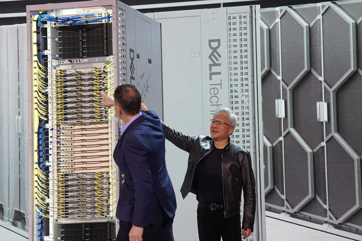 デル氏は「ほら、ここにもDellって書いてあるから」と指をさすと会場からは大きな笑いが