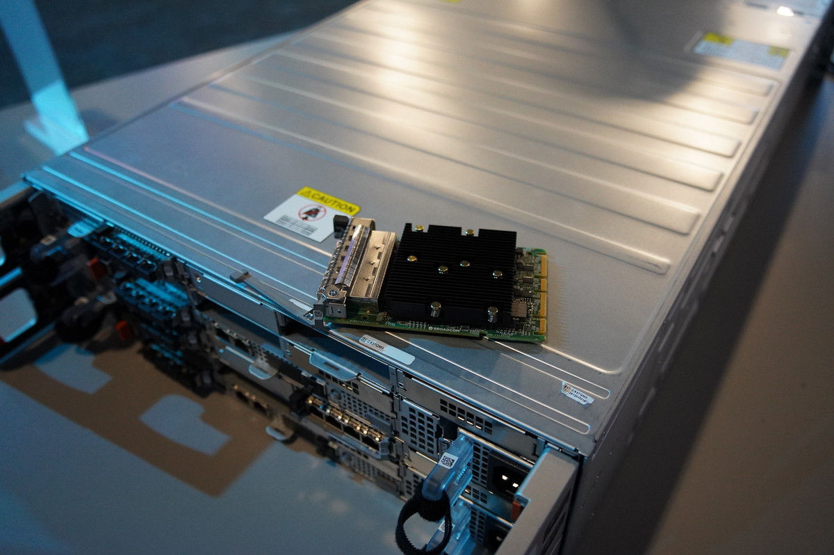PowerStore Elite。モジュラー構造になっておりSSDを外したり、ネットワークモジュールを交換したりできる