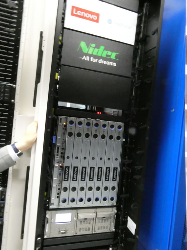 MCDR NRT12データセンター内のDRILに設置されたレノボの水冷サーバー