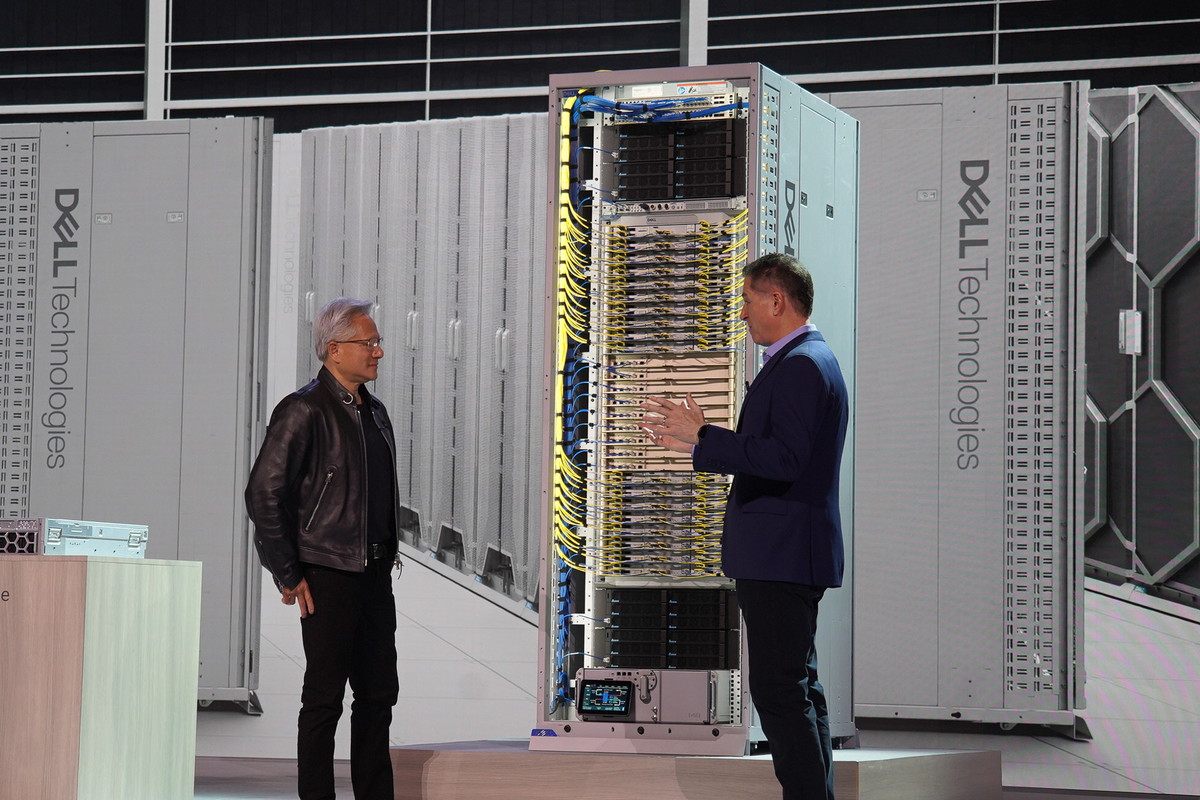 Dell AI Factory with NVIDIAを説明するNVIDIA CEO ジェンスン・フアン氏（左）とDell CEO マイケル・デル氏（右）、後ろに見えるのがNVIDIAのVera Rubin NVL72のラック