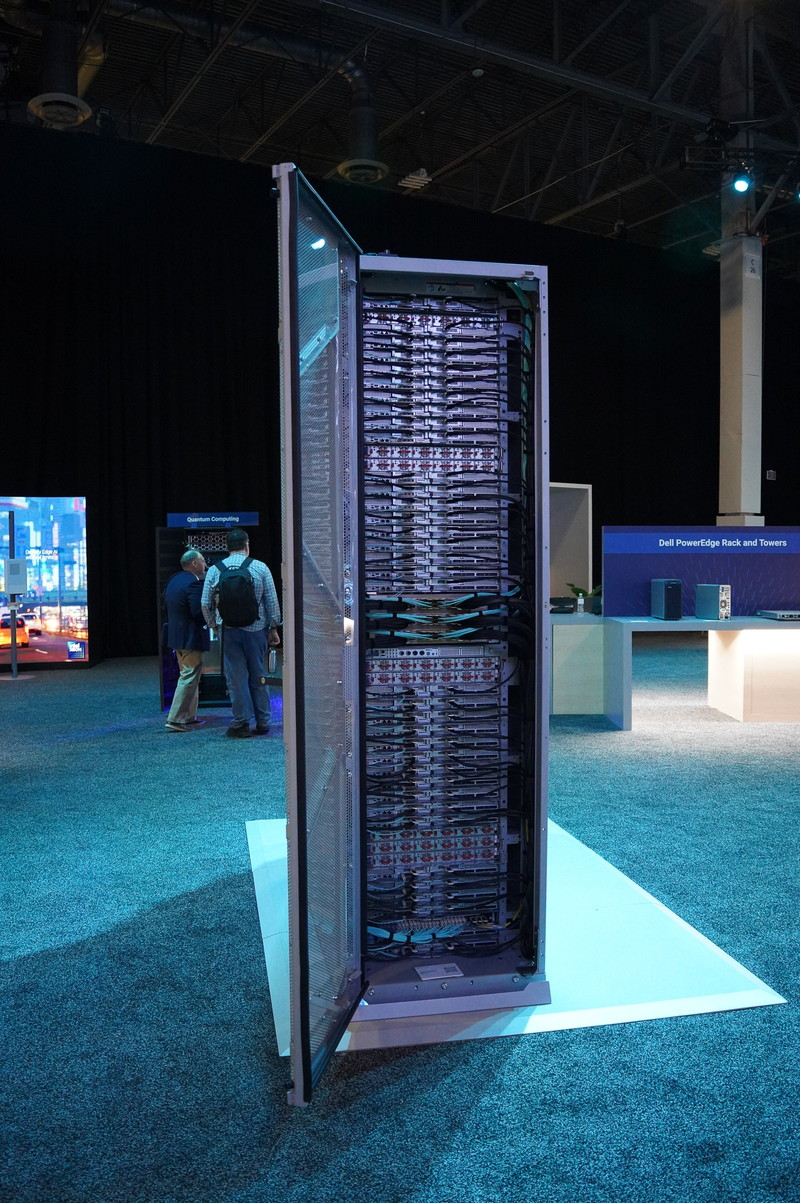 今回DellはPowerCoolというCDUユニットのような液冷ソリューションをラックにパッケージ化した製品を発表