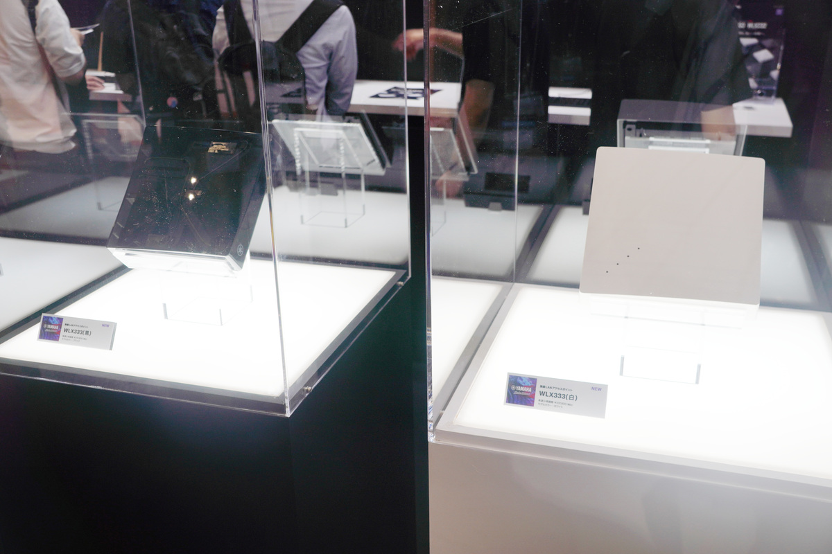ガラスケースに展示されたWLX333の白と黒のモデル