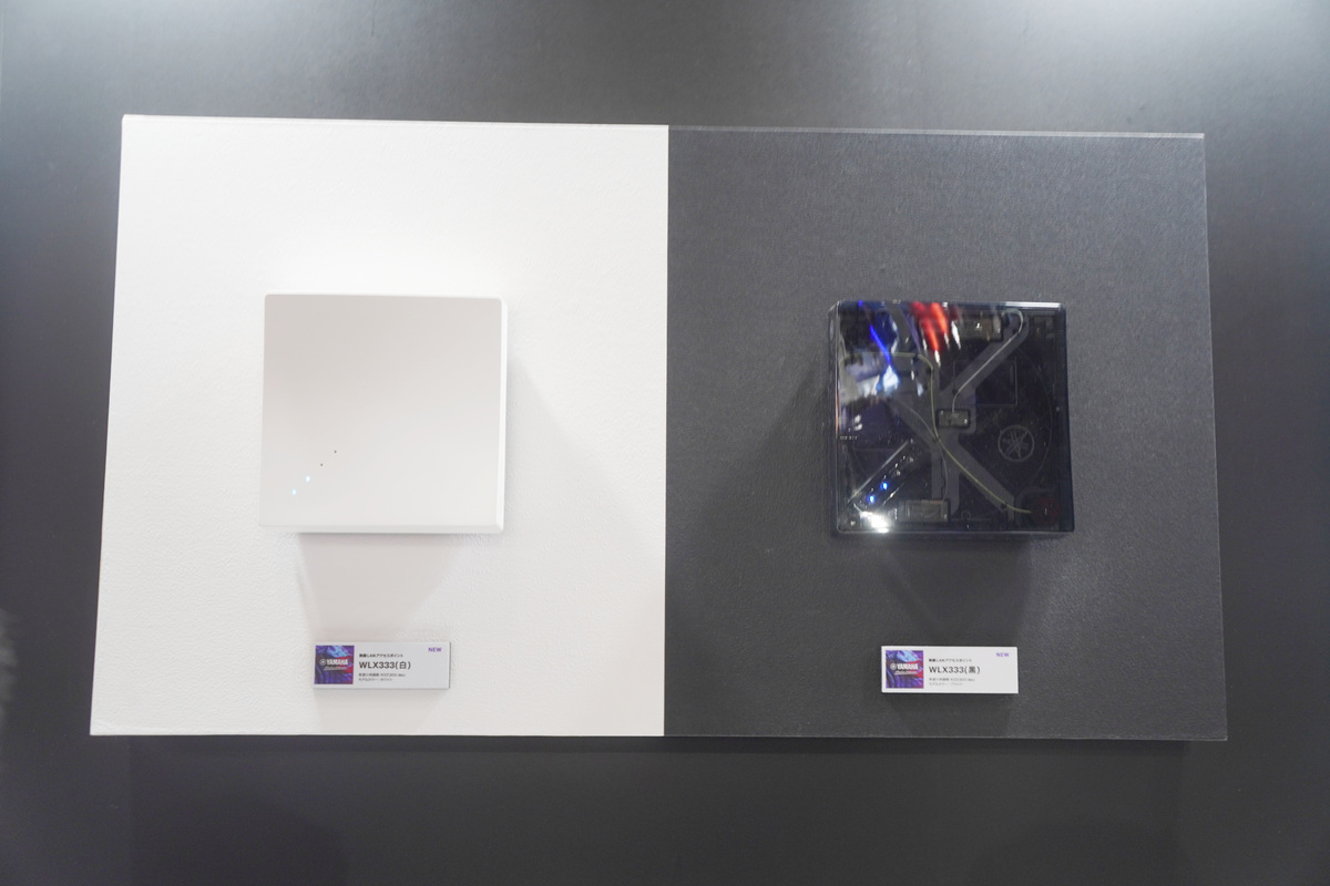 壁に展示されたWLX333の白と黒のモデル
