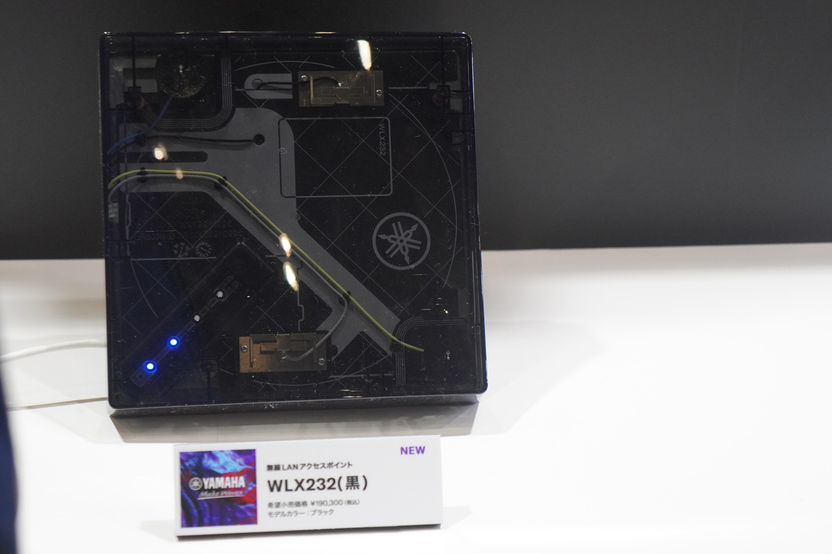 WLX232の黒のモデル。半透明になっていることがわかる