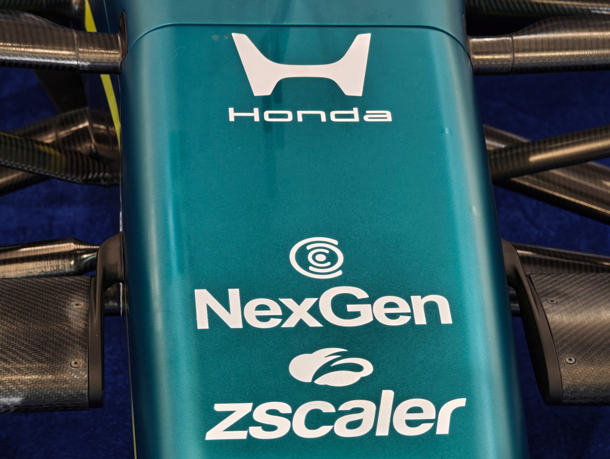 AMR26のショーカーには、Zscalerのロゴがホンダロゴに並んでつけられている