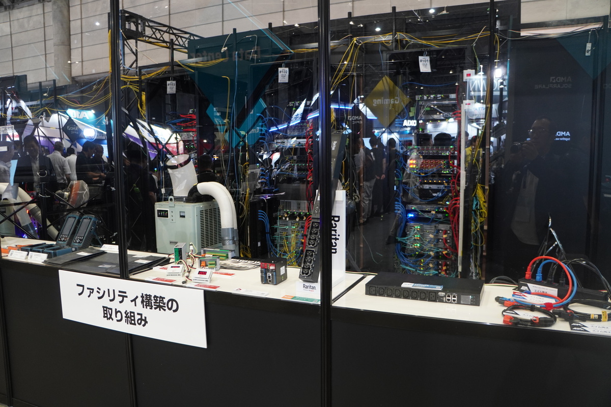 ラックの裏も展示