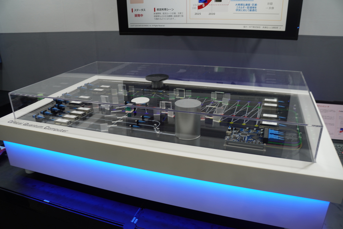 光量子コンピューターの展示