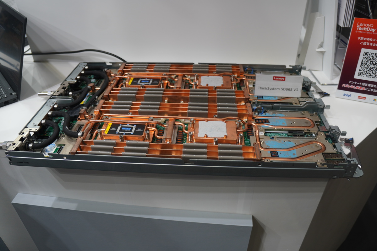 第5世代の「SD665 V3」の展示。完全水冷であることを示している