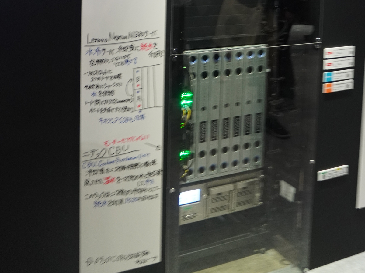ShowNetブースの「SC750 V4」（表側）
