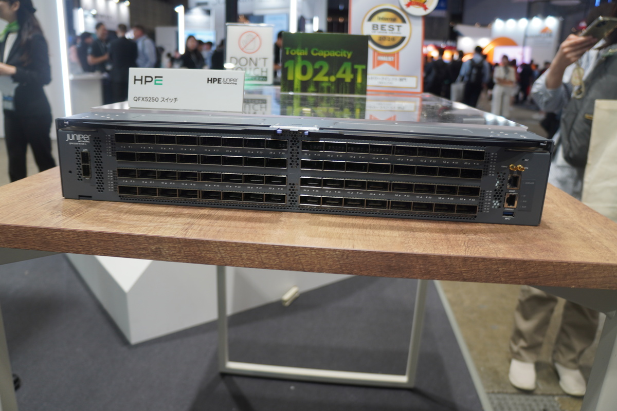 Juniper QFX5250-64OE-Lの前面。1.6Tポートが並ぶ