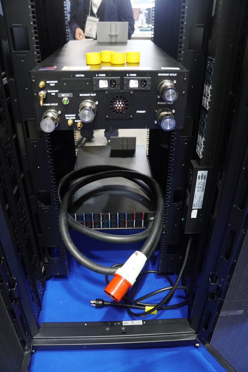 インラックのCDUと、三相から単相200Vに変換するPDU