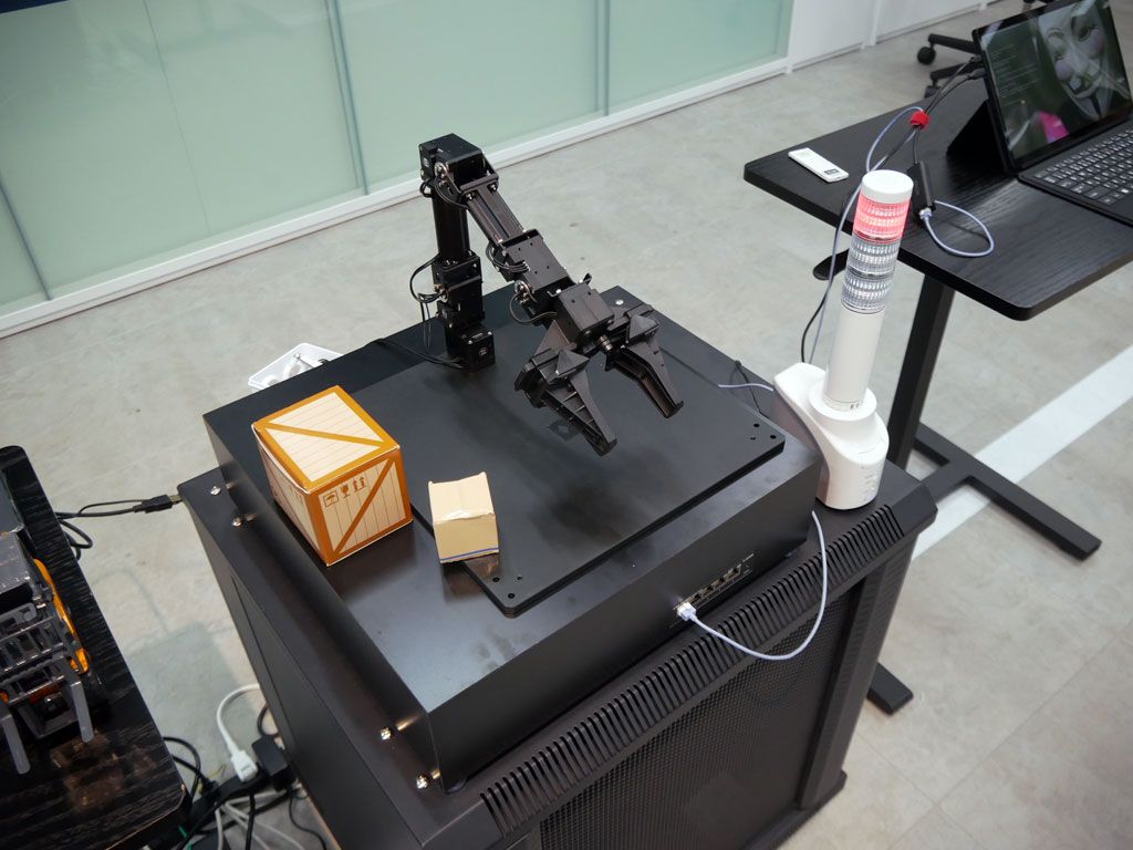サイバー攻撃によって、設備が不正制御されるとロボットが製品を落としたりする