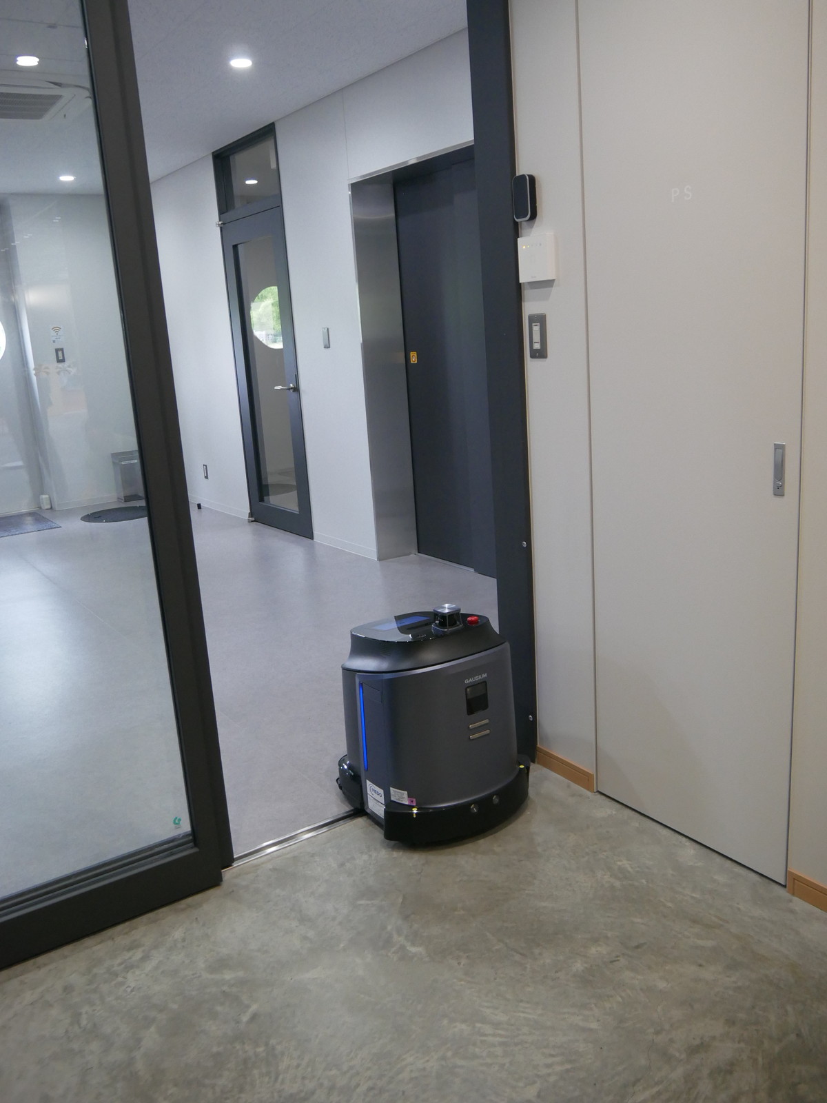 自動ドアをAkerunによる認証で通過する清掃ロボット