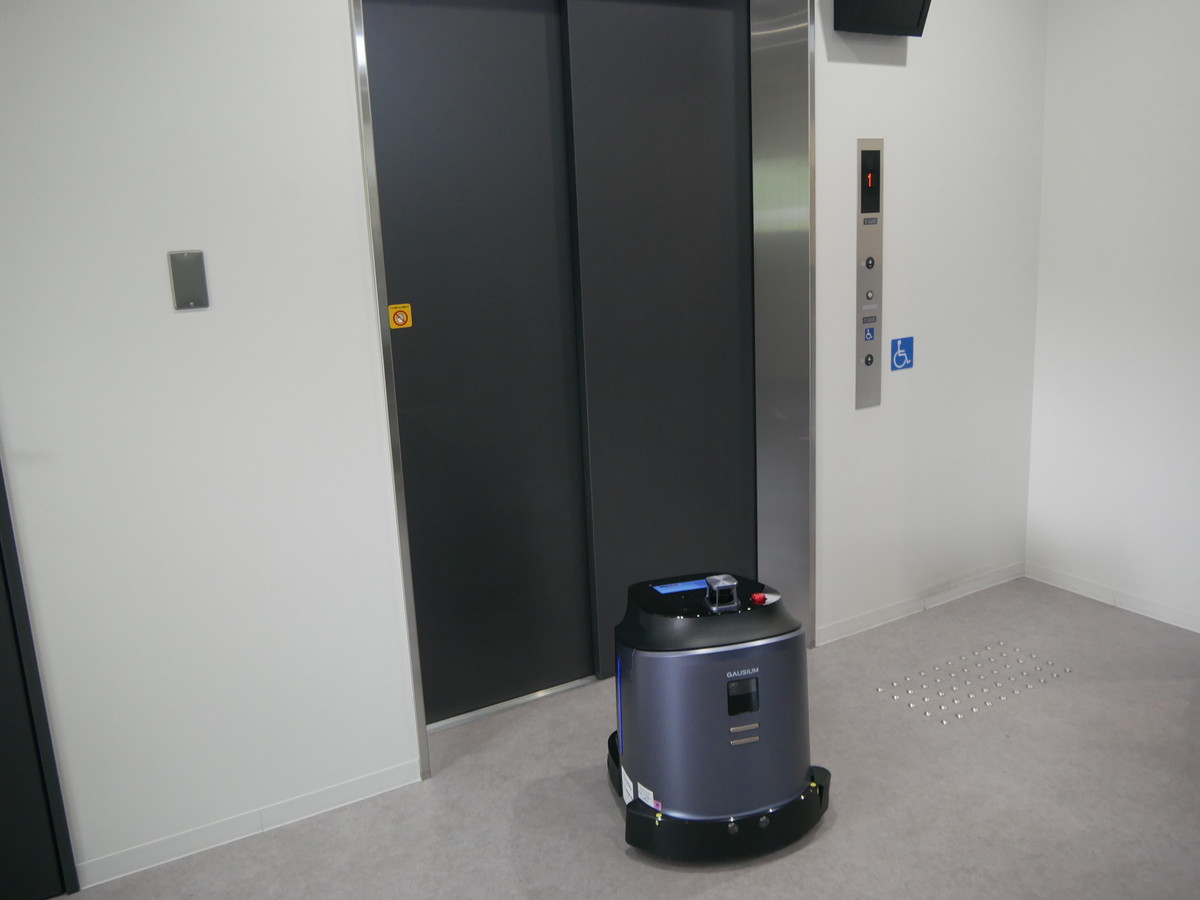 2階に向かうためエレベーターを待つ清掃ロボット