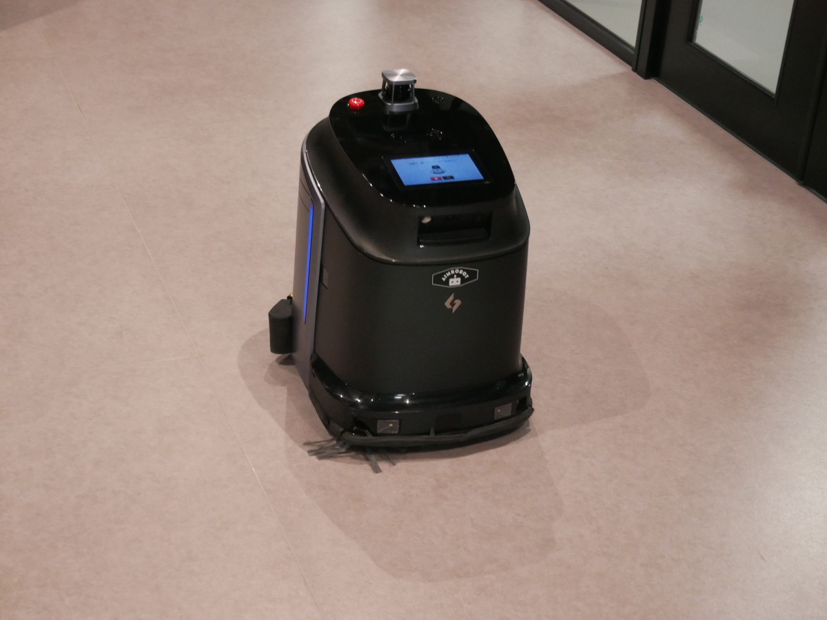 セキュリティゾーン内で掃除を行う清掃ロボット
