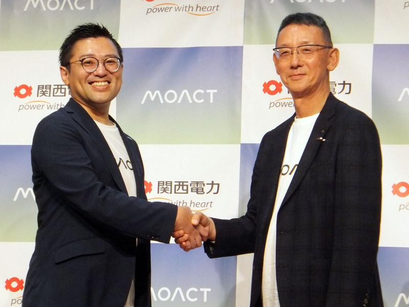 モアクト 代表取締役 小山陽平氏（左）と関西電力 代表執行役副社長 藤野研一氏（右）