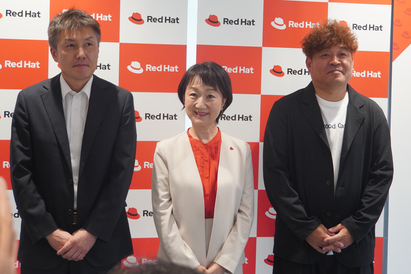 左から、JALデジタル株式会社の磯崎洋幸氏（デジタルデリバリー部 デリバリー戦略グループ 統括グループ長）、レッドハット株式会社の三浦美穂氏（代表取締役社長）、三井住友カード株式会社の中川陽介氏（常務執行役員 CTO デジタルイノベーションオフィス 本部長 兼 デジタルシステム開発部 共管）