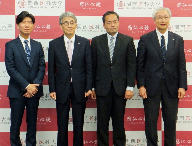 左から、日本IBM 理事 先崎心智氏、関西医科大学附属病院 病院長 松田公志氏、関西医科大学 DX推進室 顧問 長岡亨氏、関西医科大学 常務理事・広報担当理事 齋藤貴徳氏