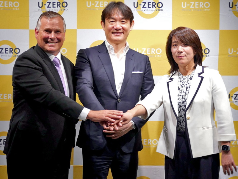 写真左から：米国Smartsheet Chief Revenue OfficerのScott Torrey氏、U-ZERO 代表取締役CEO兼CPOの三村真宗氏、富士通 執行役員常務 エンタープライズ事業担当の古濱淑子氏