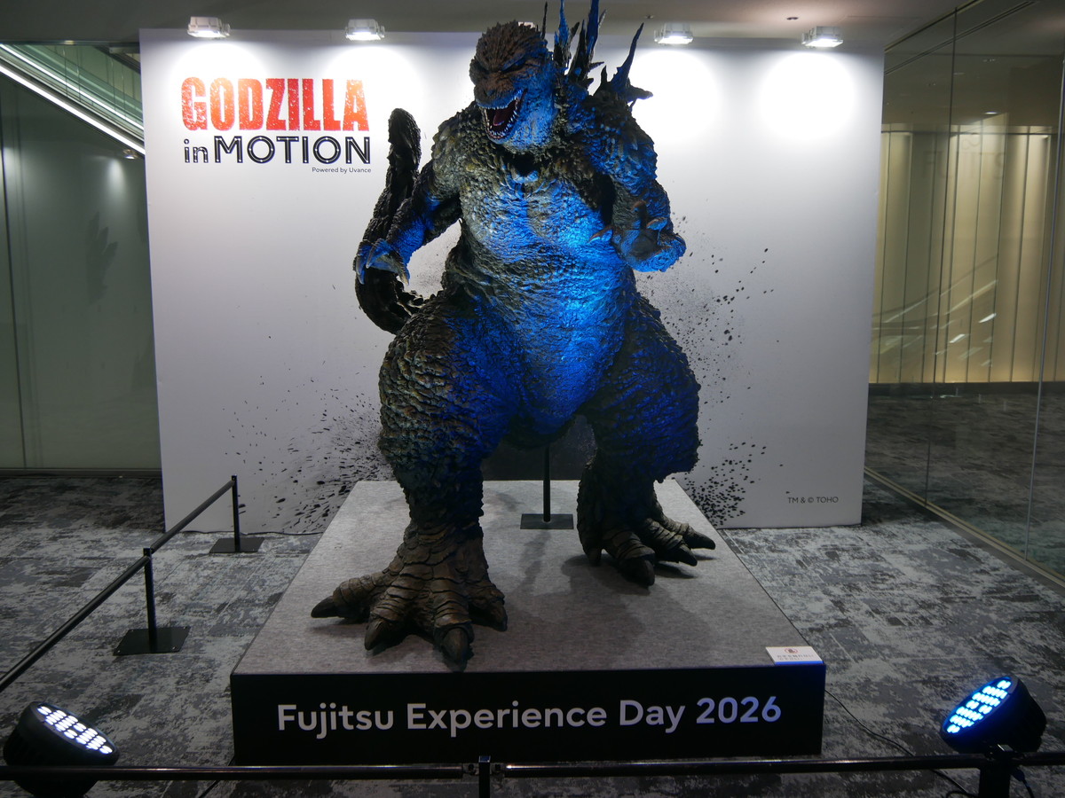 会場にはゴジラが登場。骨格認識AIが人の動きを分析し、ゴジラのアクションとして再現するデモンストレーションを実施した