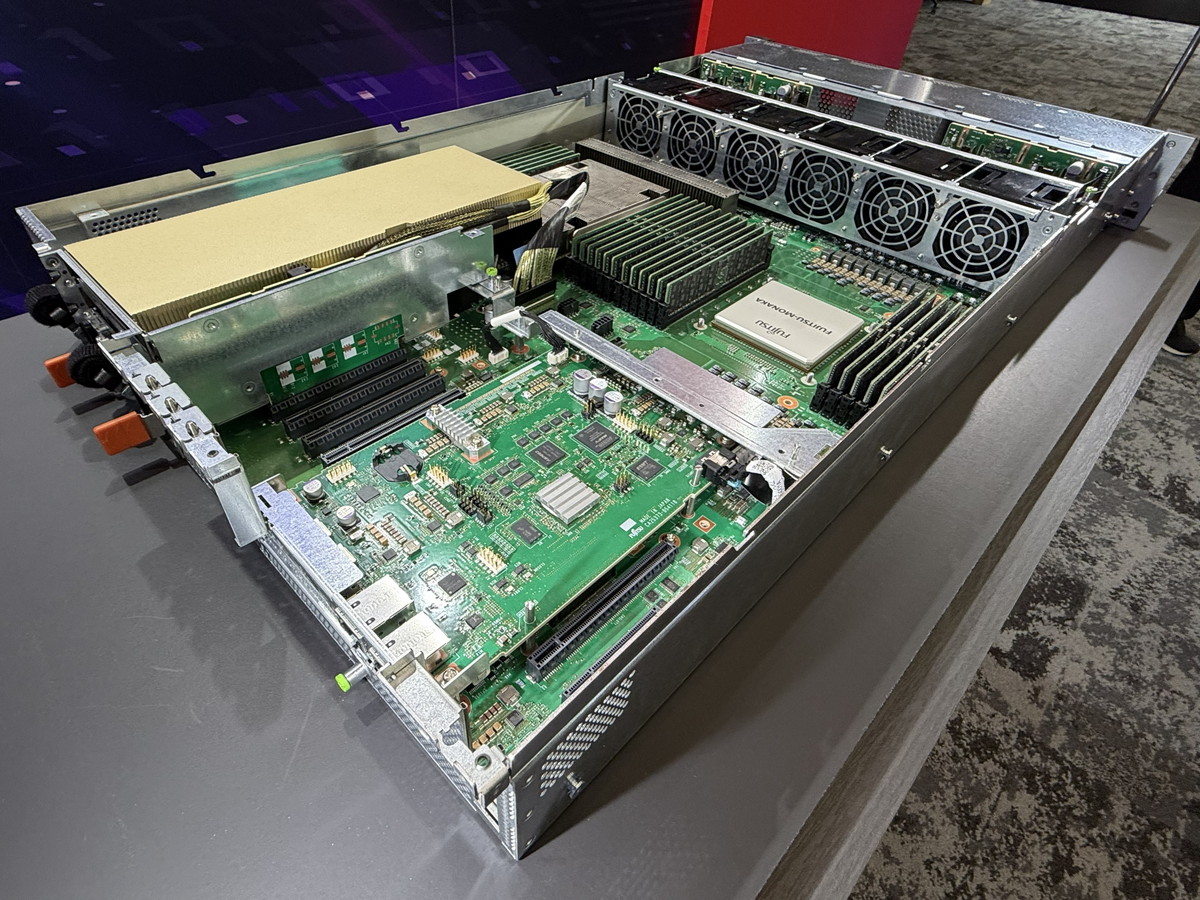 19インチラックに収納可能なサーバー筐体に搭載して展示