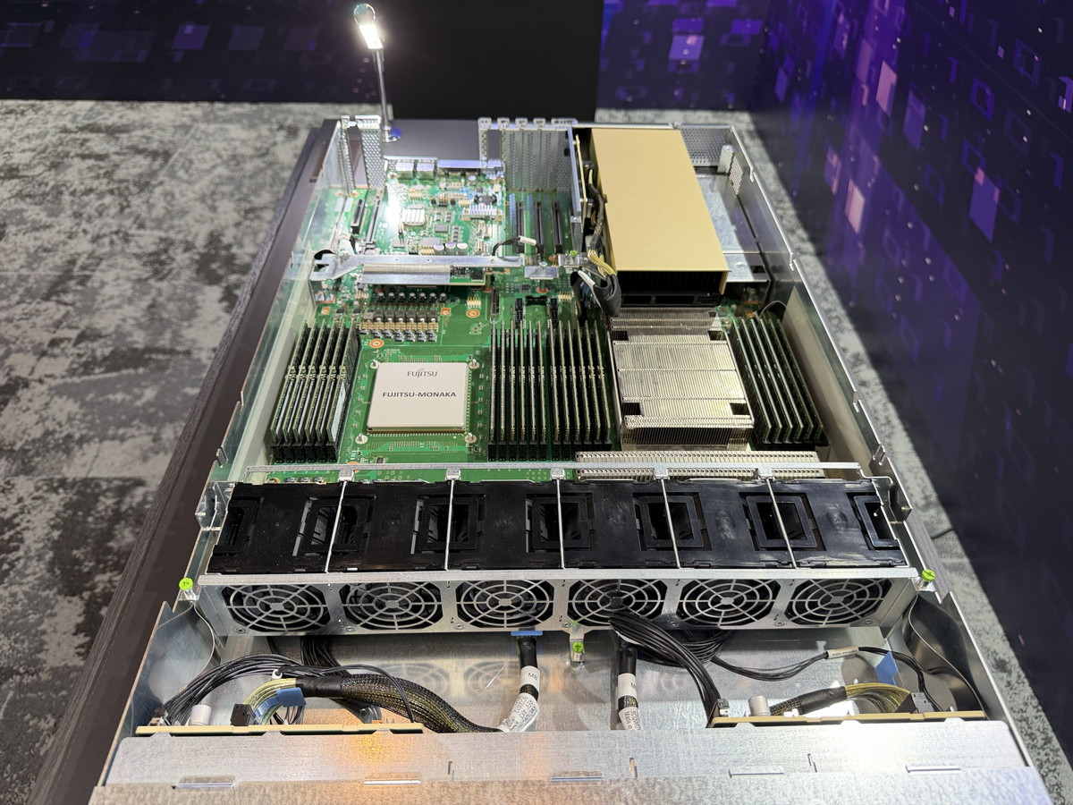 右側のヒートシンクの下にもFUJITSU-MONAKAが搭載されているという