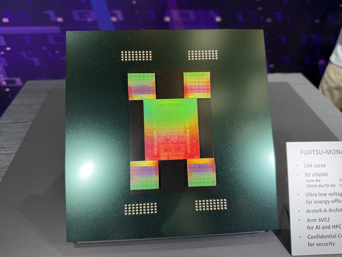 FUJITSU-MONAKAの拡大模型。独自の3Dメニーコアアーキテクチャを採用。144コアを実現している