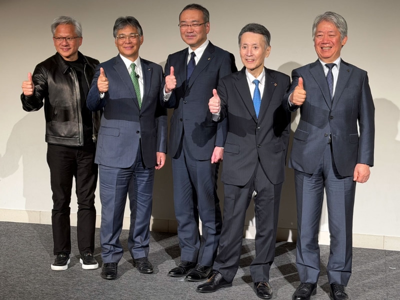 （左から）NVIDIA 創業者/CEOのジェンスン・フアン氏、富士通 代表取締役社長の時田隆仁氏、ファナック 代表取締役社長の山口賢治氏、安川電機 副会長執行役員の小川昌寛氏、川崎重工業 代表取締役社長執行役員の橋本康彦氏。会見が始まる前に、5人でとんかつを食べながら、世界や日本の情勢について議論。この5人ならば、社会課題を解決できるという話をしたという