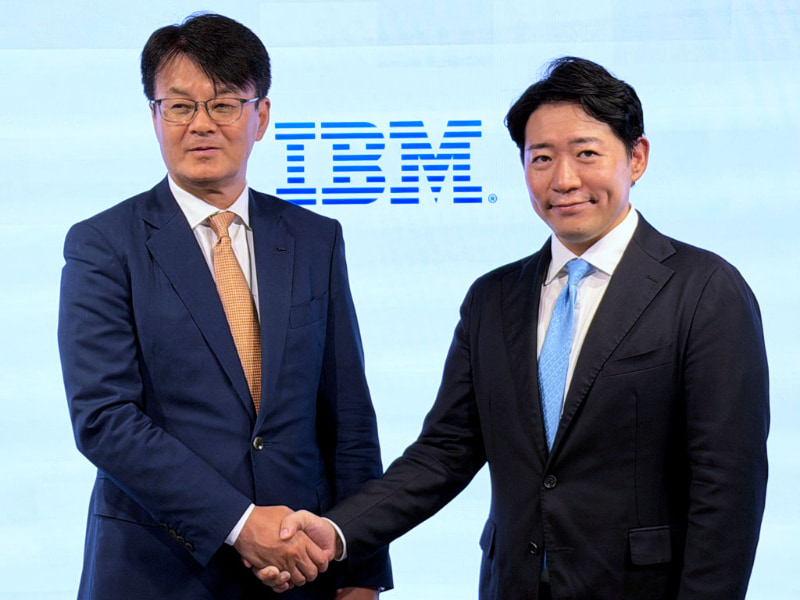 日本IBMの代表取締役会長に就任する山口明夫氏（左）と、次期社長に就任する村田将輝氏（右）