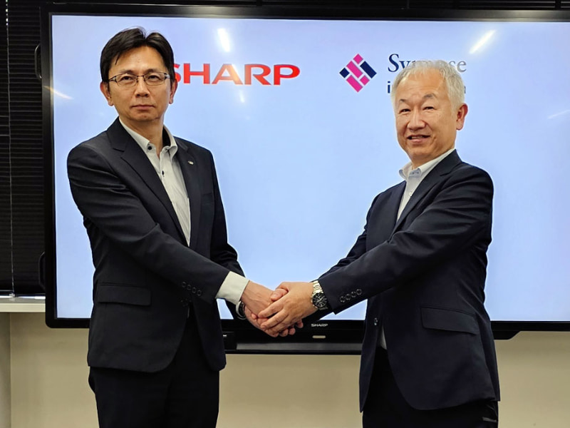 シャープの徳山満CTO（左）とシナプスイノベーションの藤本繁夫社長（右）
