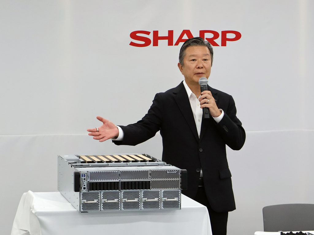 シャープのAIサーバーと河村哲治社長 CEO