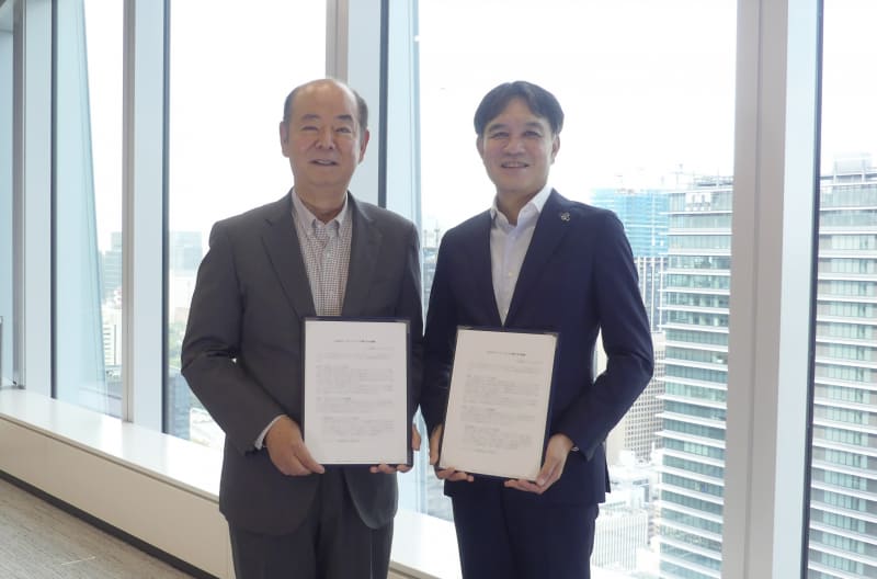 ジオテクノロジーズ株式会社 代表取締役社長 八剱 洋一郎（左）、日本アイ・ビー・エム株式会社 取締役副社長執行役員 コンサルティング事業本部長　加藤 洋（右）
